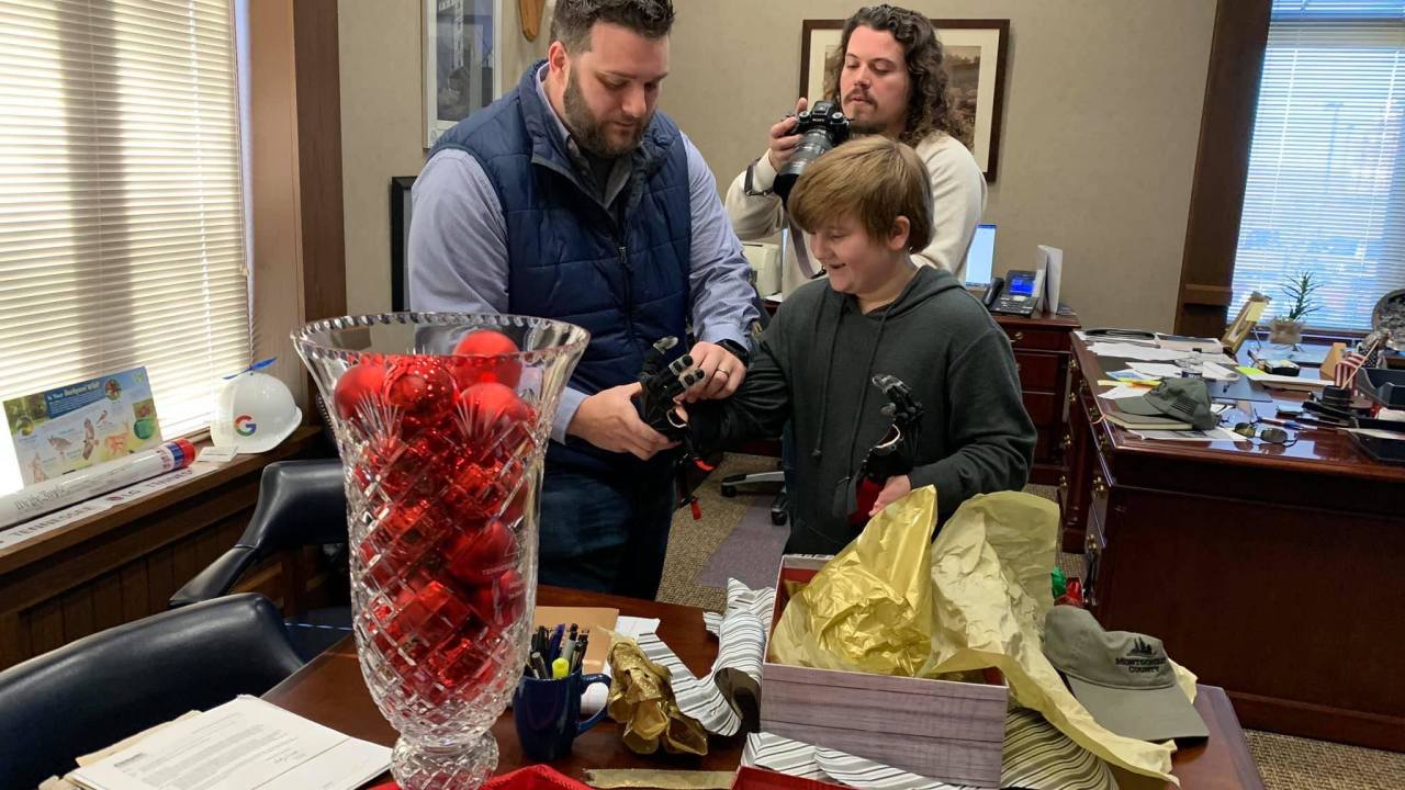 Clarksville boy receives new hands for Christmas