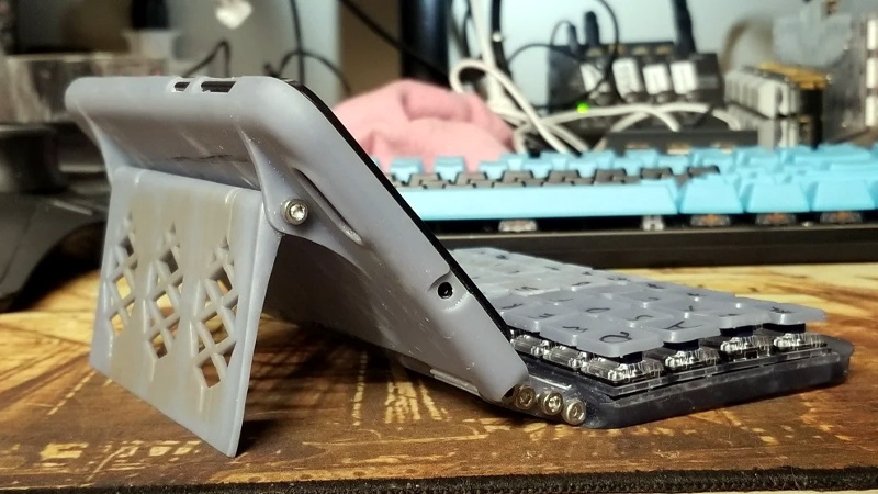 PinePhone Gets 3D Printed Mechanical Keyboard